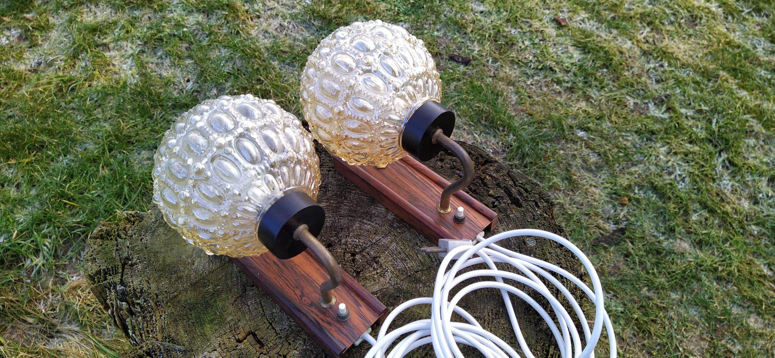 2 STK eksklusive væglamper i teak og glas. Retro Nyrenoveret med nye ledninger.