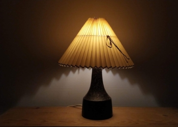 Stentøjs bordlampe fra 1965 mærket EG – 30 cm høj