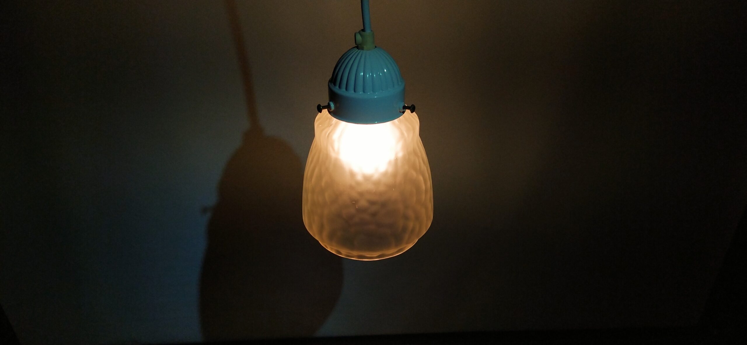 Smuk flødehvid retro glaspendel med nymonteret hvid stofledning.