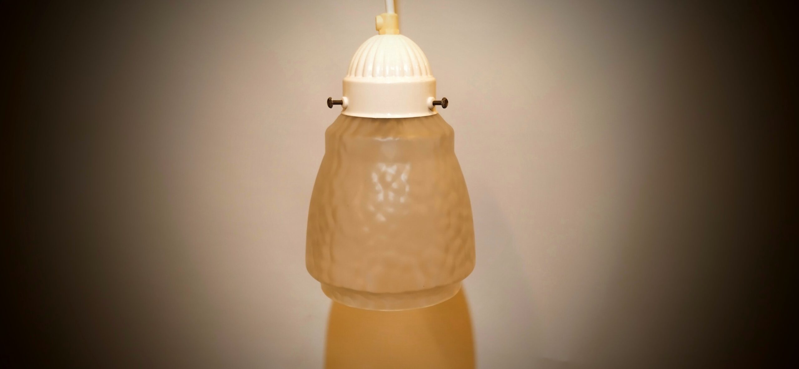 Smuk flødehvid retro glaspendel med nymonteret hvid stofledning.