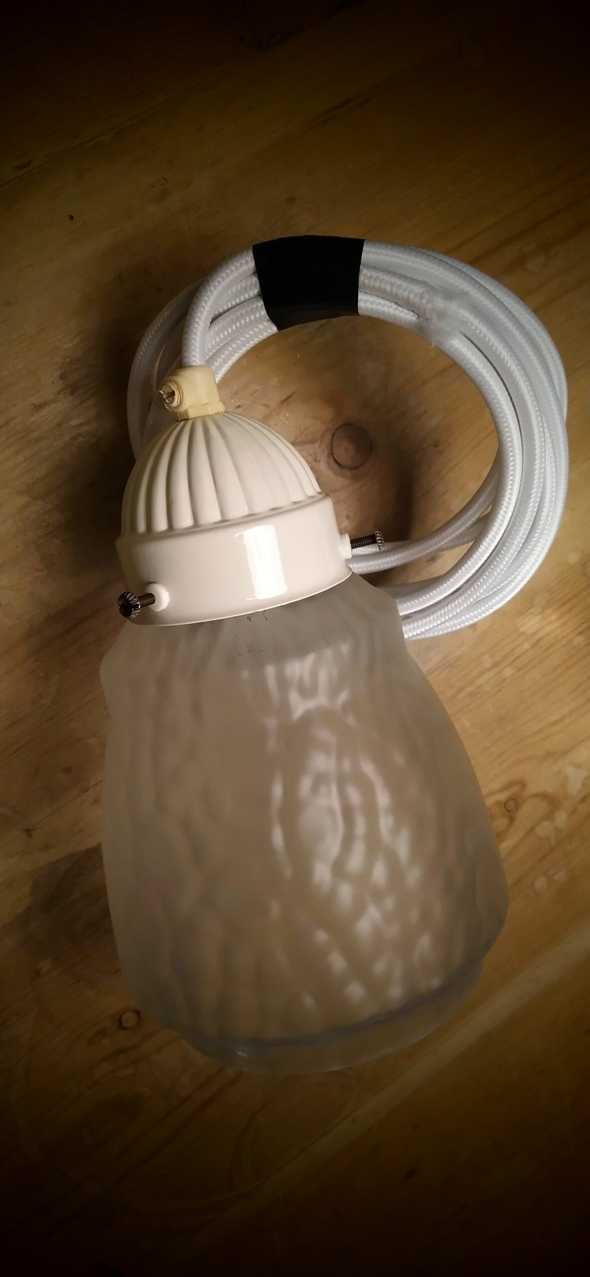 Smuk flødehvid retro glaspendel med nymonteret hvid stofledning.