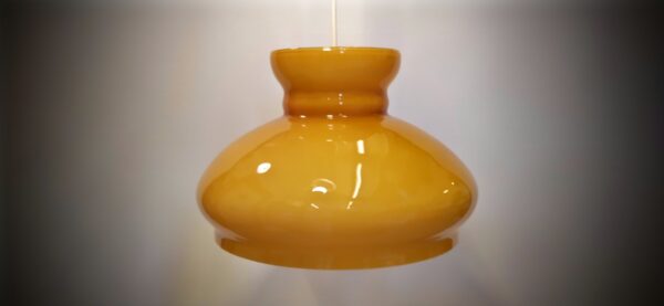 Smuk stor unika karamel farvet Holmegaard glas pendel. Upcyclet. 28 cm