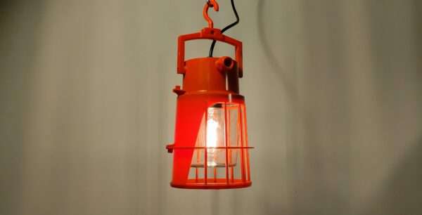 Retro orange loftlampe fra 1970 i orange plast og glas. Upcyclet værksted lampe. Unika. 2 stk på lager.