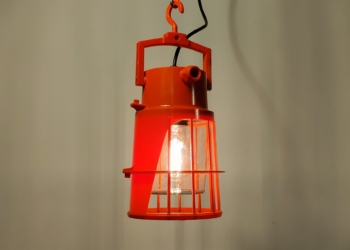 Retro orange loftlampe fra 1970 i orange plast og glas. Upcyclet værksted lampe. Unika. 2 stk på lager.