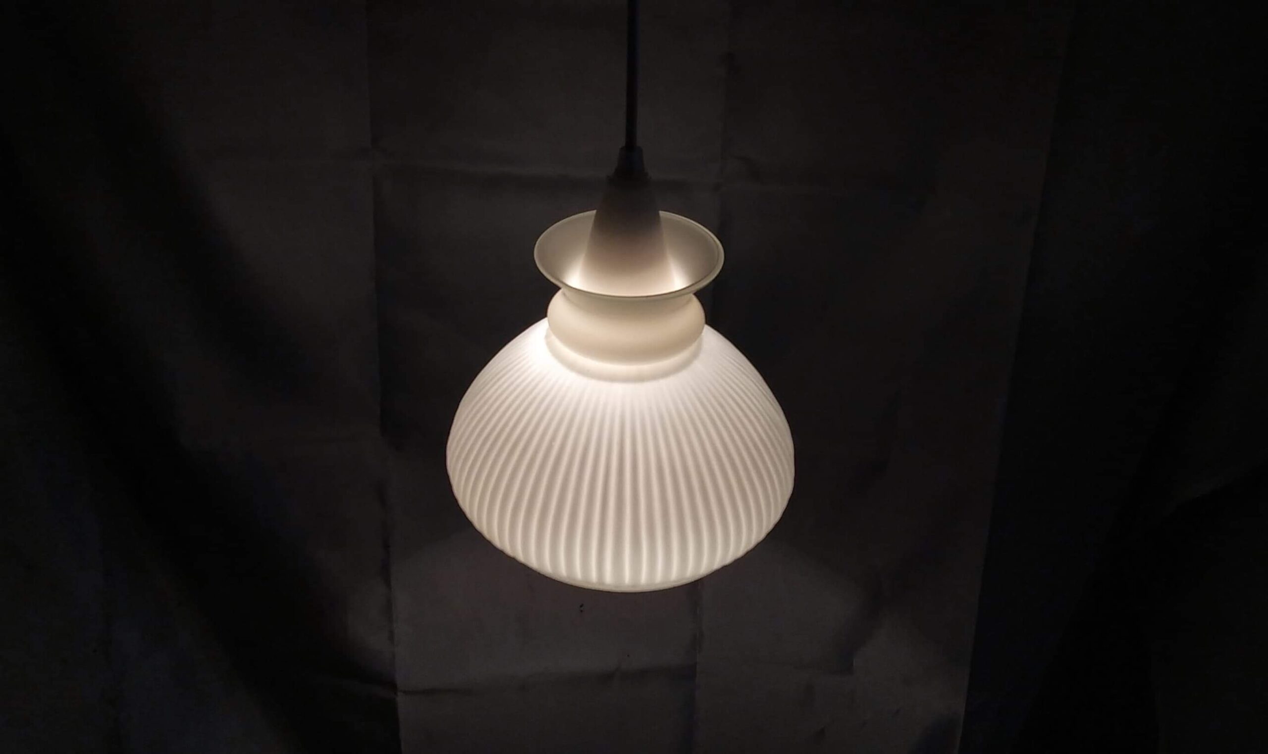Smuk antik glaspendel i opalglas fra Holmegaard. Upcyclet. Unika. – Vintage Lamper