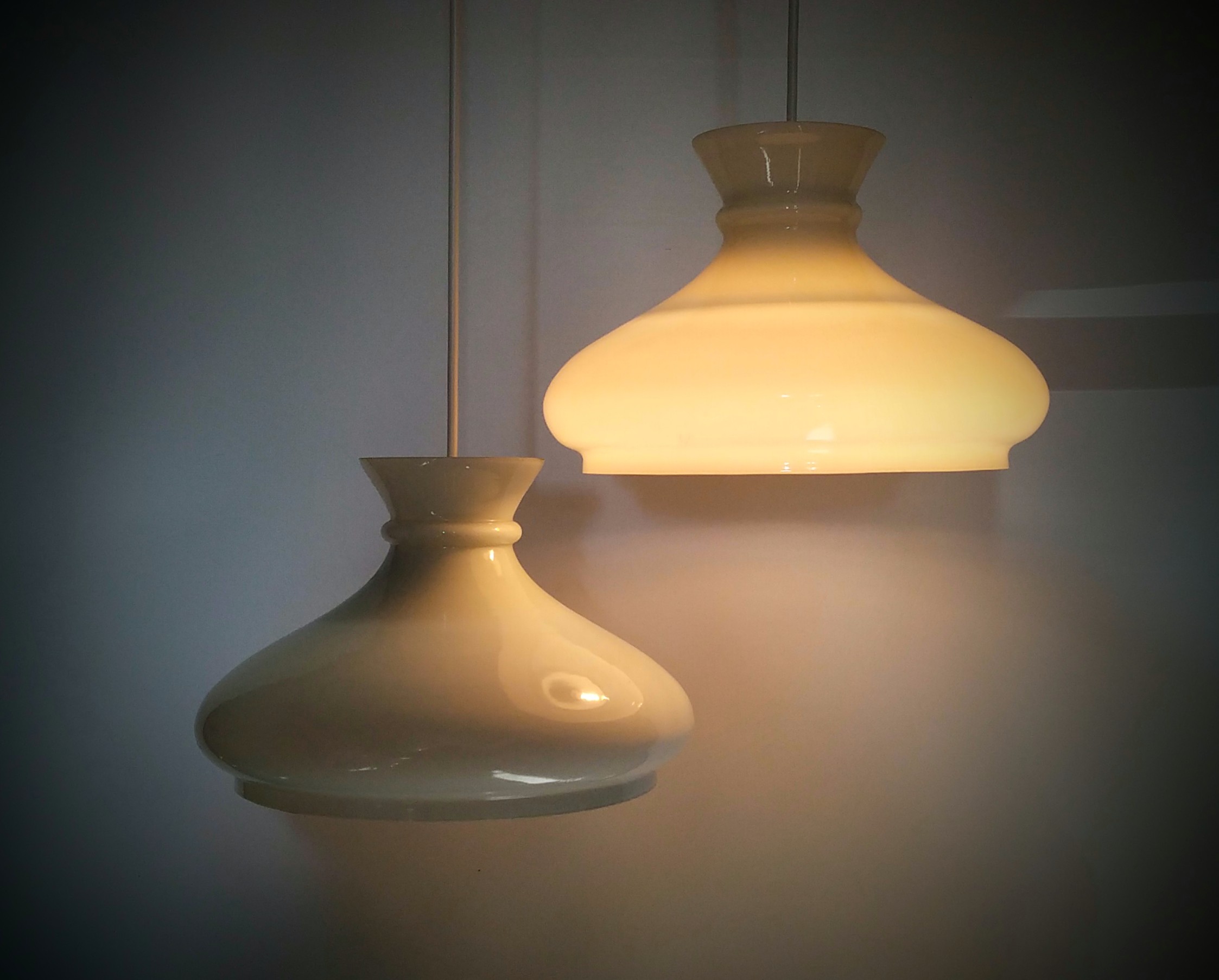 2 store Holmegaard upcycled opalglas pendel. Unika. Sætpris. Klargjorte.Smukke lamper. – produktbillede 1 – Design ikoniske lamper til spisestuen