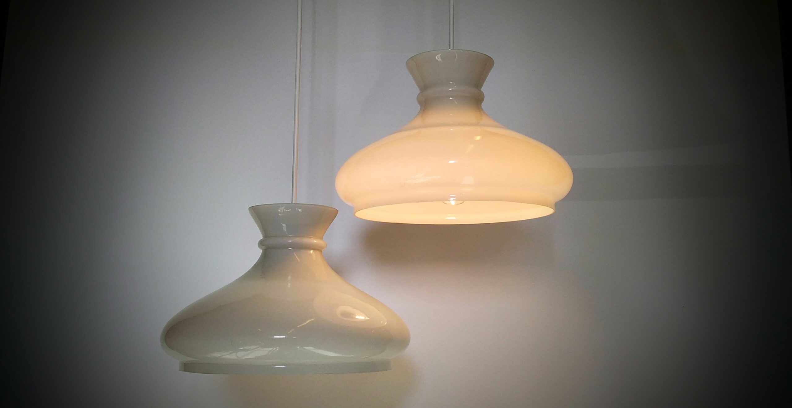 2 store Holmegaard upcycled opalglas pendel. Unika. Sætpris. Klargjorte.Smukke lamper. – Design ikoniske lamper til spisestuen
