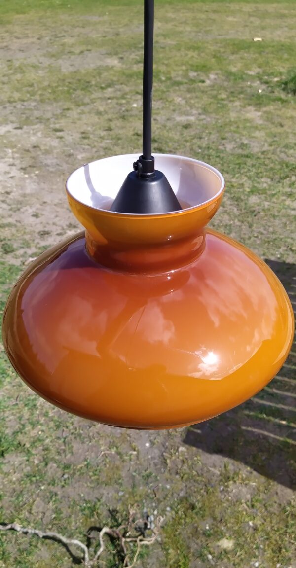 Stor smuk orange karamel farvet Holmegaard upcycled glas pendel. 27 cm