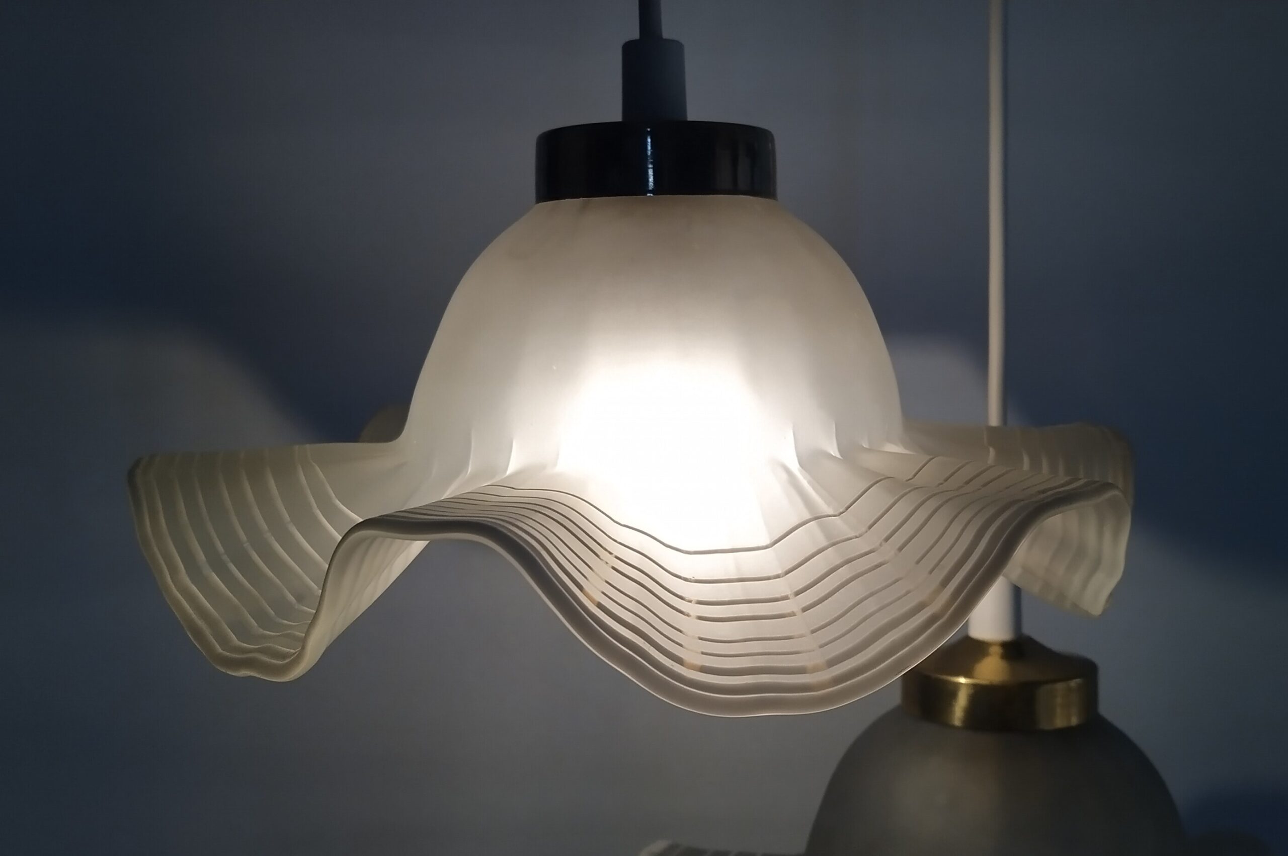 2 store glaspendler på hele 25 cm. Model "Yvonne". Klargjort med nye ledninger m.m – produktbillede 1 – Boutique Køkkenlamper