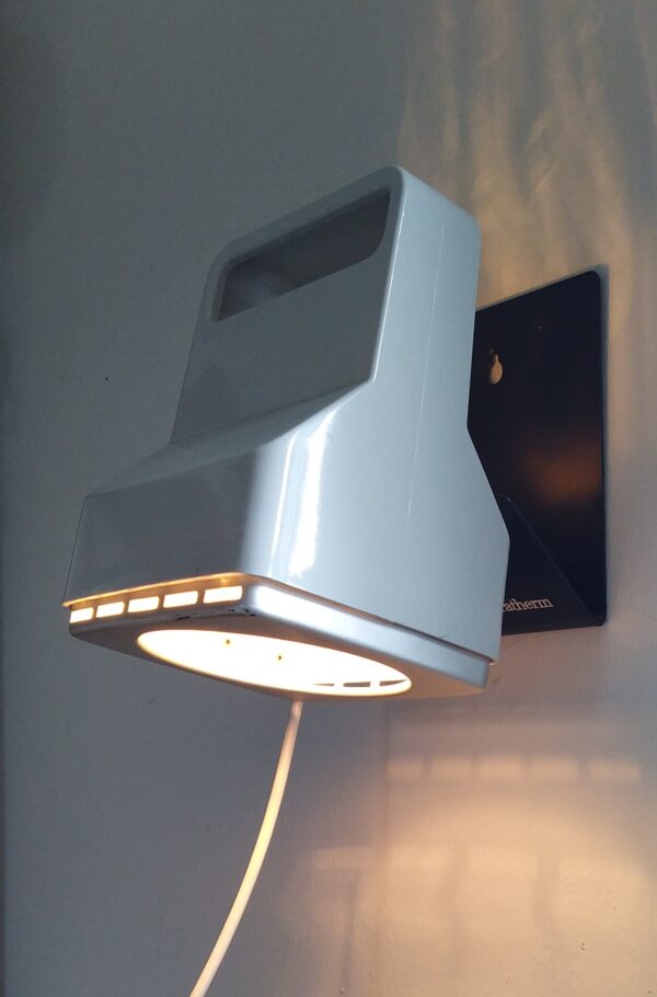 Unika Infotherm væglampe fra 70 erne. Perfekt til klinik eller til det stilfulde hjem. Stykpris