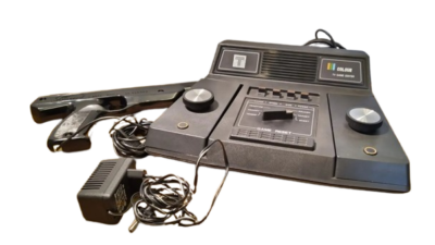 Original tv game Center no.15 fra 1977. I særdeles god stand. Sjælden og unik spillemaskine. Originale kasser