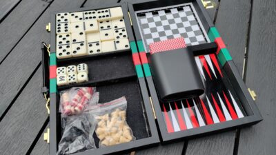 Læderindbundet backgammon kuffert med multispil. Kort, domino m.m