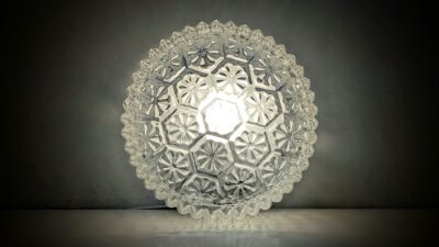 Smuk plafond med diamant mønster i det hvide glas. Ø20 cm i diameter.