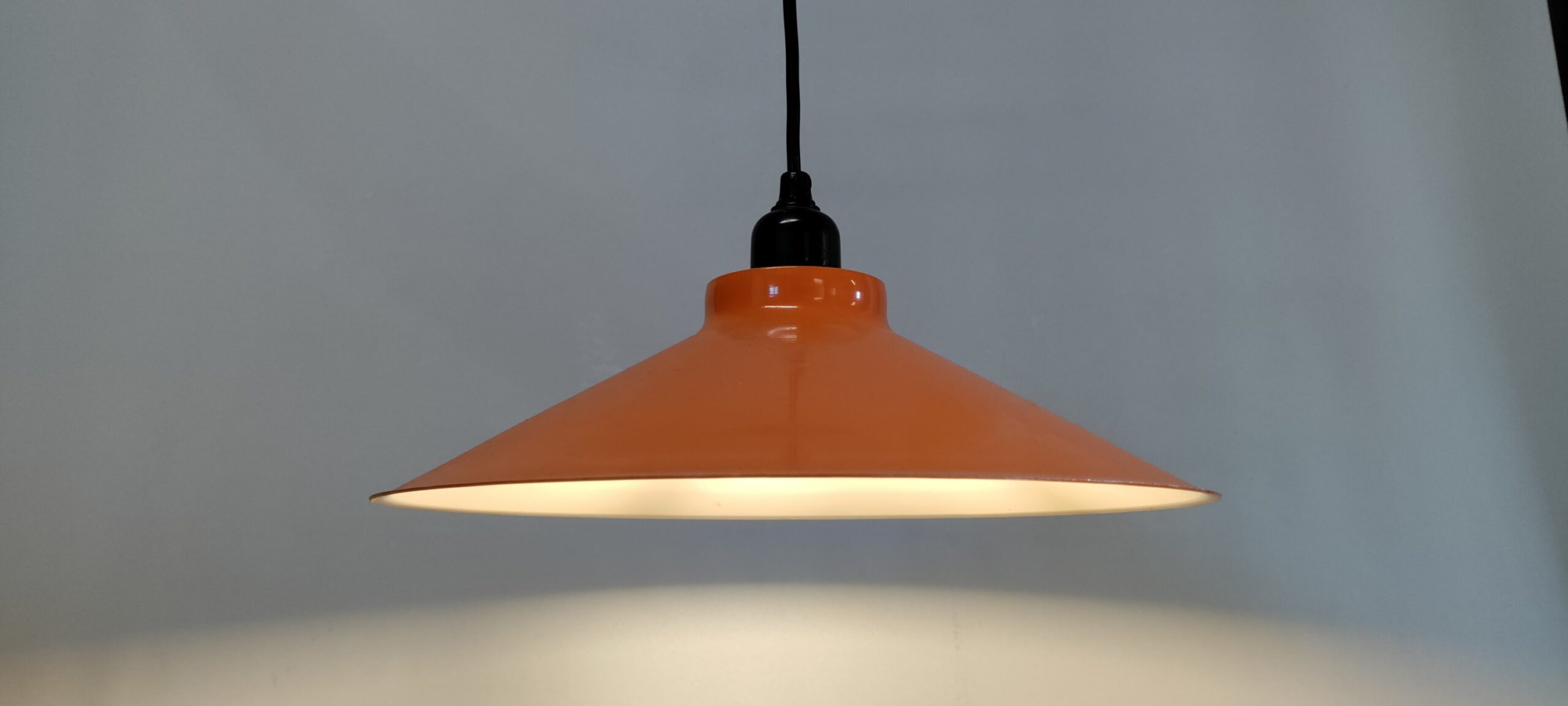 Orange emalje værkstedspendel fra E.S.Horn. 30 cm med nyt el. – Boutique Køkkenlamper