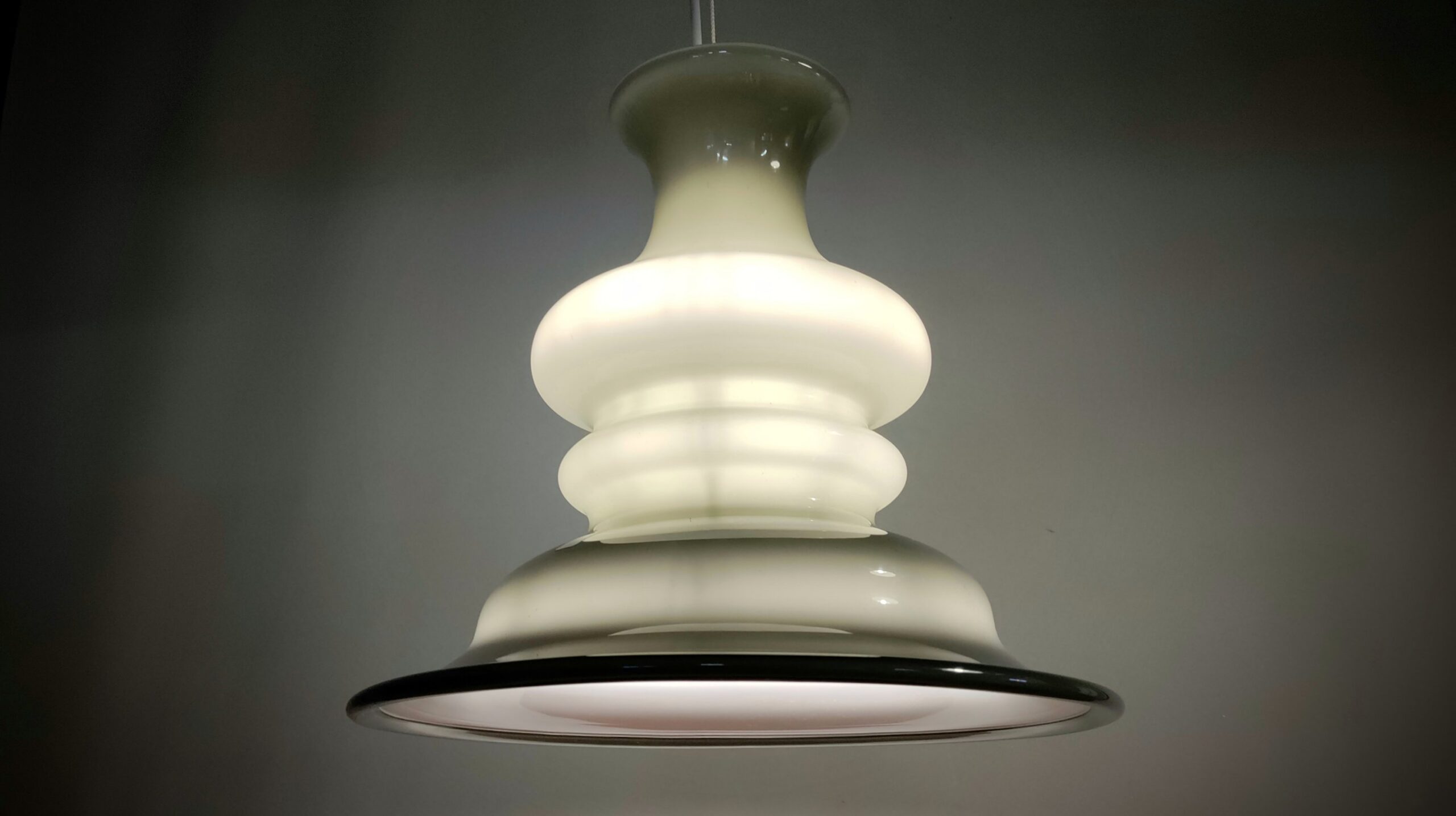 Sjælden Holmegaard opalglas pendel i grå. Model "Bibliotek" 34 cm. Nyt el. – Design ikoniske lamper til spisestuen