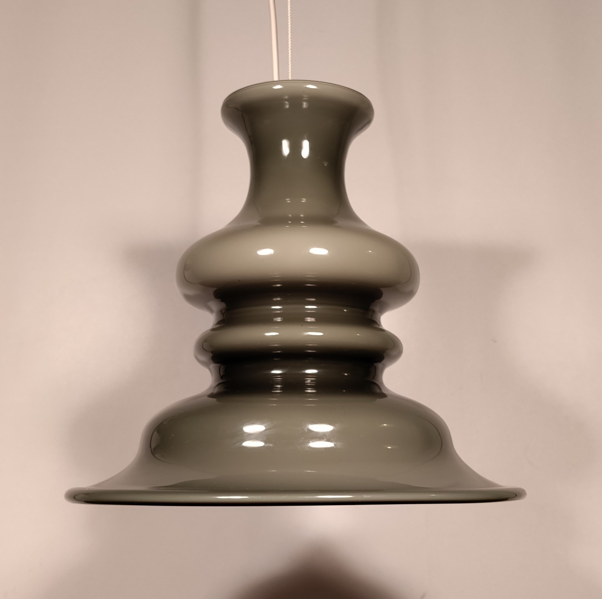 Sjælden Holmegaard opalglas pendel i grå. Model "Bibliotek" 34 cm. Nyt el. – produktbillede 1 – Design ikoniske lamper til spisestuen