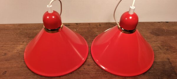 Unika sæt med 2 vovede 80 er køkken pendler i postkasse rød og guld. 25 cm i diameter. Nyt el. Sætpris.