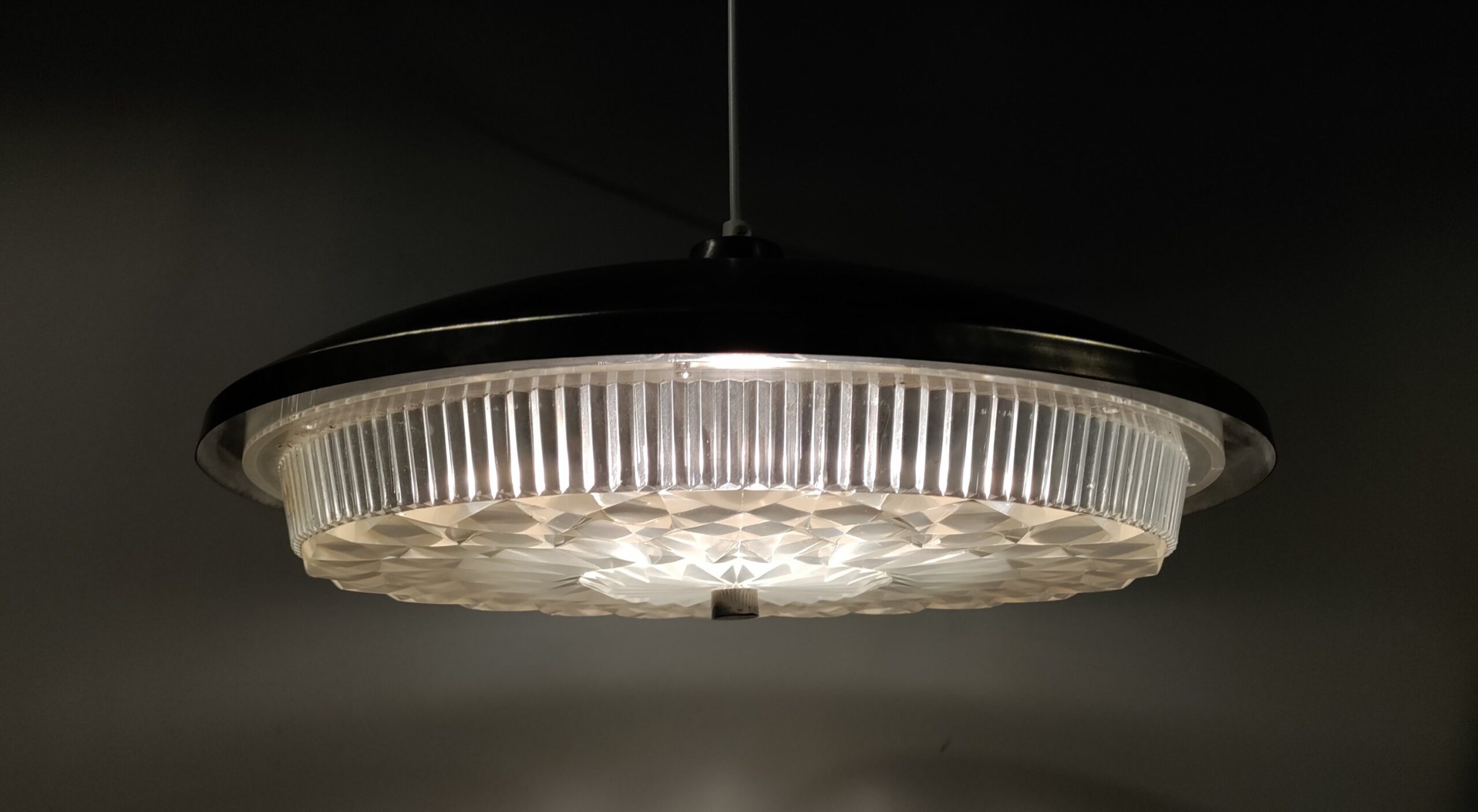 Stor smuk retro lampe til spisebordet i stål. Upcycled og med nyt el. 45 cm i diameter. – produktbillede 2 – Design ikoniske lamper til spisestuen