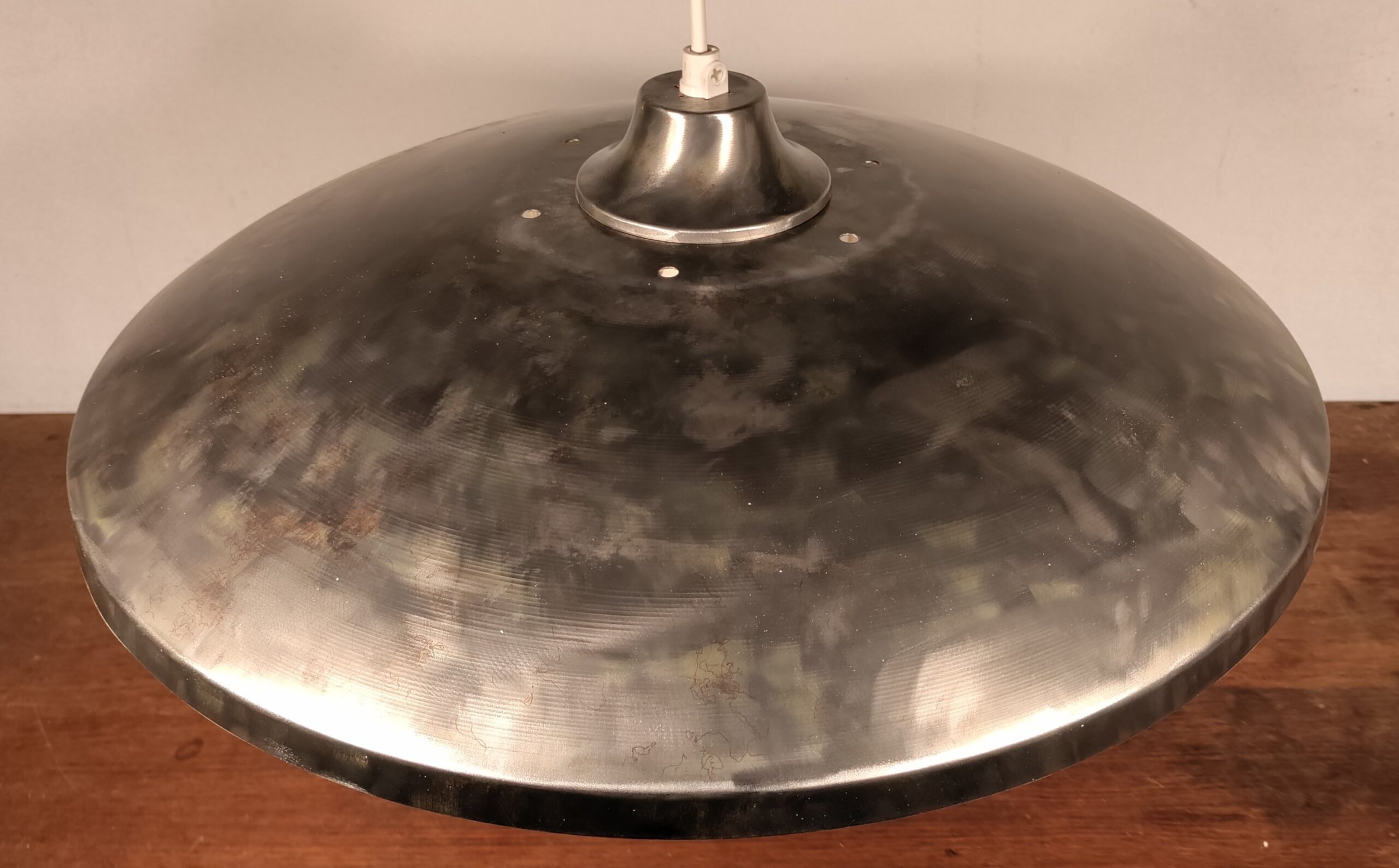 Stor smuk retro lampe til spisebordet i stål. Upcycled og med nyt el. 45 cm i diameter. – produktbillede 3 – Design ikoniske lamper til spisestuen