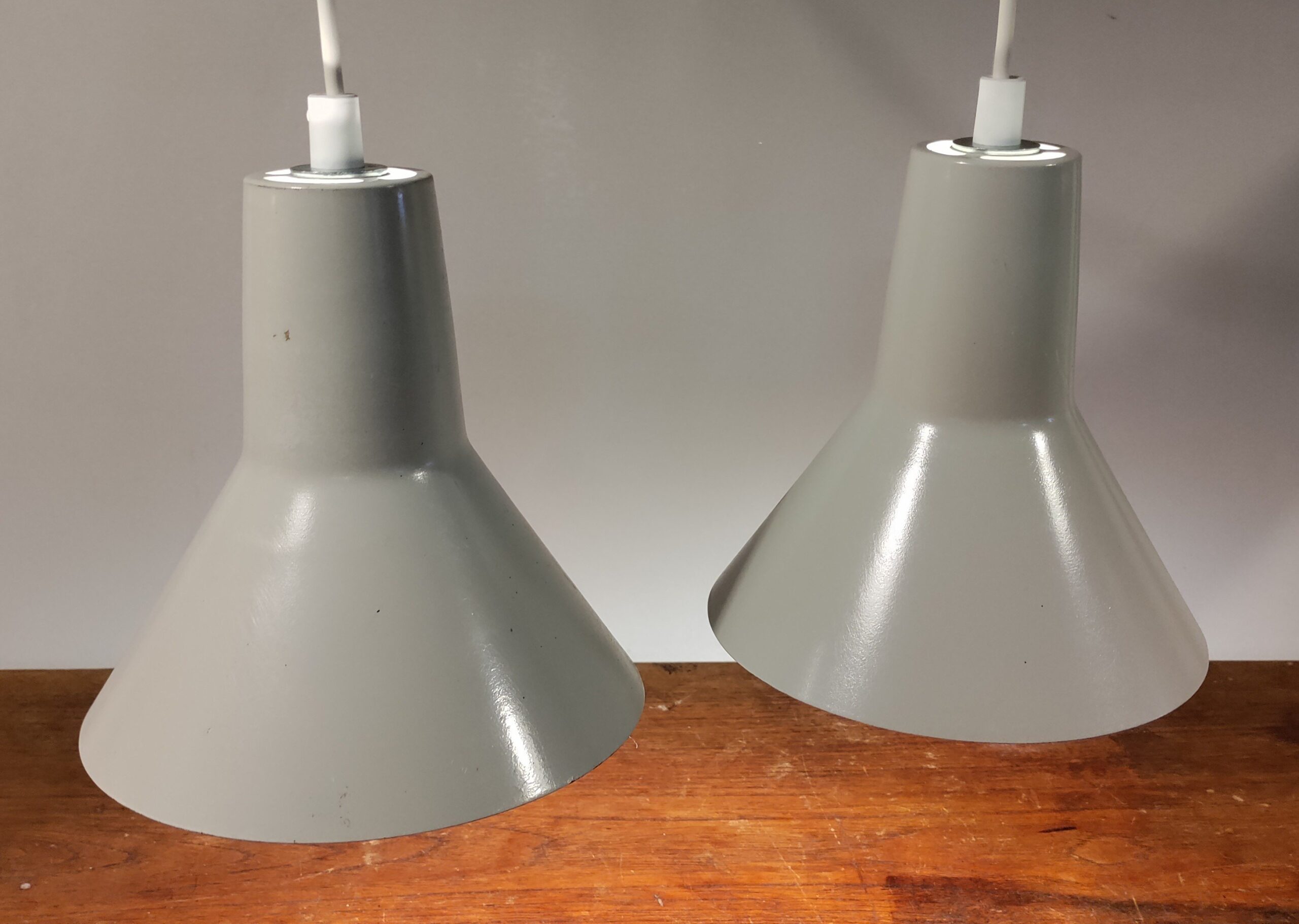 Sjældent arkitekt lampe pendel sæt i dansk design fra Jensen. Skærme fra 70'erne. grundmalede fra fabrikken. Unika sæt. Nyt el. Perfekt til arbejdsbordet. – produktbillede 1 – Design ikoniske lamper til spisestuen