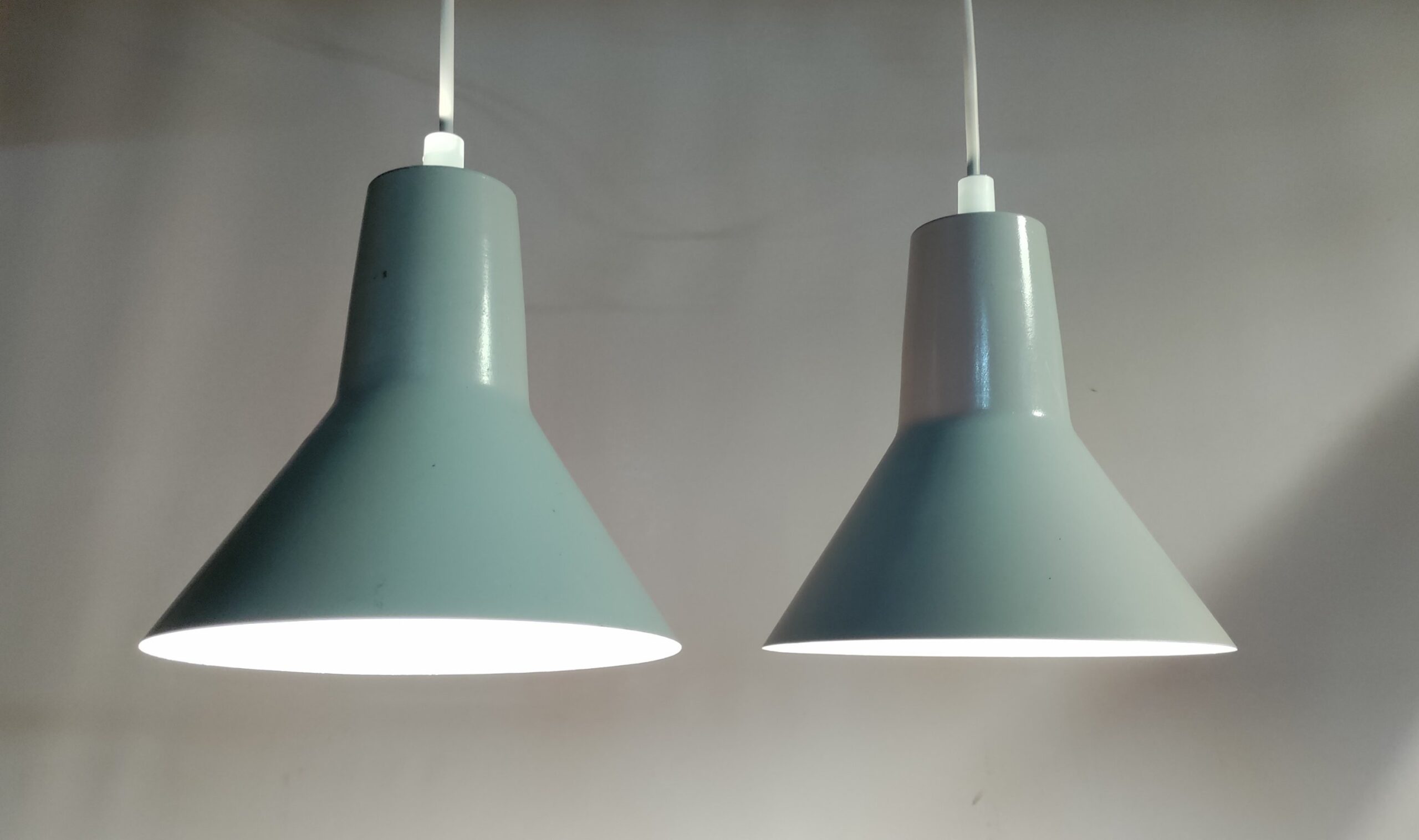 Sjældent arkitekt lampe pendel sæt i dansk design fra Jensen. Skærme fra 70'erne. grundmalede fra fabrikken. Unika sæt. Nyt el. Perfekt til arbejdsbordet. – Design ikoniske lamper til spisestuen