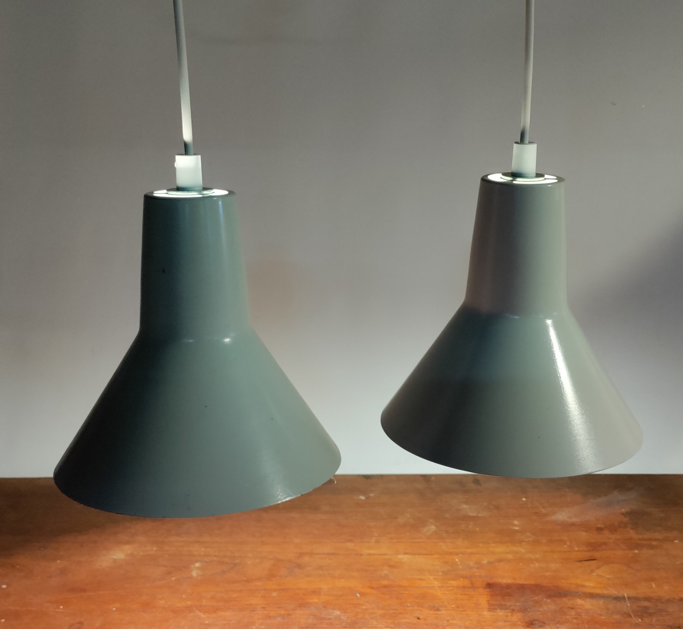 Sjældent arkitekt lampe pendel sæt i dansk design fra Jensen. Skærme fra 70'erne. grundmalede fra fabrikken. Unika sæt. Nyt el. Perfekt til arbejdsbordet. – produktbillede 2 – Design ikoniske lamper til spisestuen