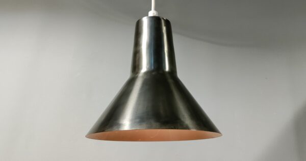 Smuk LB dansk design pendel. Arkitektlampe pendel. Upcycled. Ny slebet rå look.