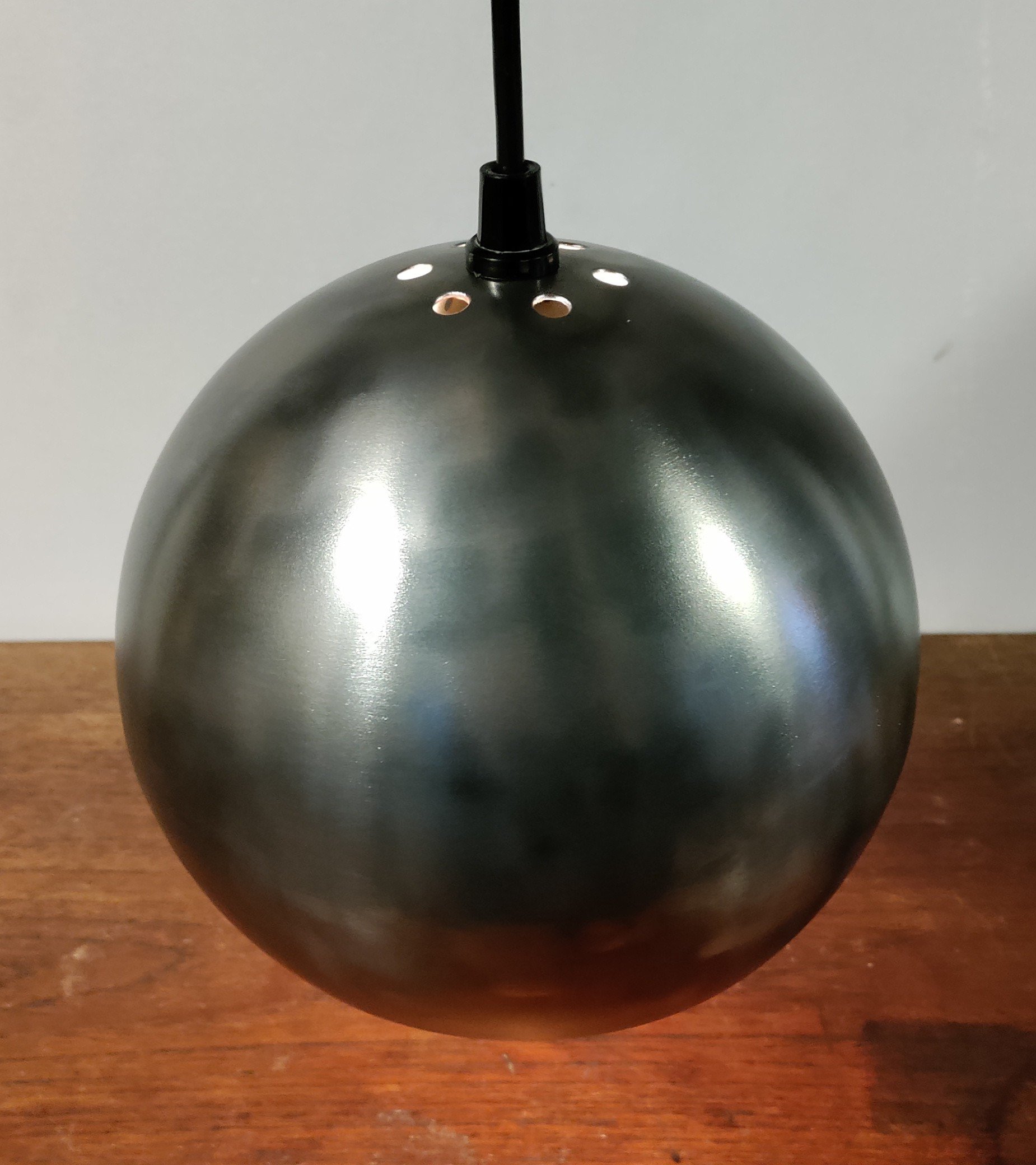 Original Frandsen Ball pendel i børstet stål. Upcycled til råt look. Nyt el. – produktbillede 1 – Farvede og kontrastfulde