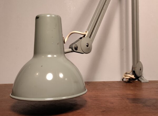 Sjælden dansk Luxo arkitekt lampe med lang arm. Grå