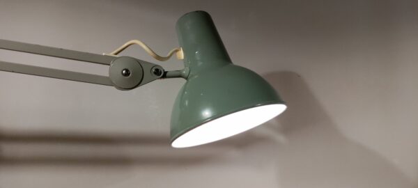 Sjælden dansk Luxo arkitekt lampe med lang arm. Grå