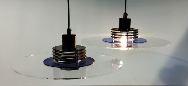 Sæt med 2 STK danske design spisebord lamper fra slutningen af 80 erne. Model Design Light “Astra” med nyt el. 40 cm i diameter. Sæt pris.