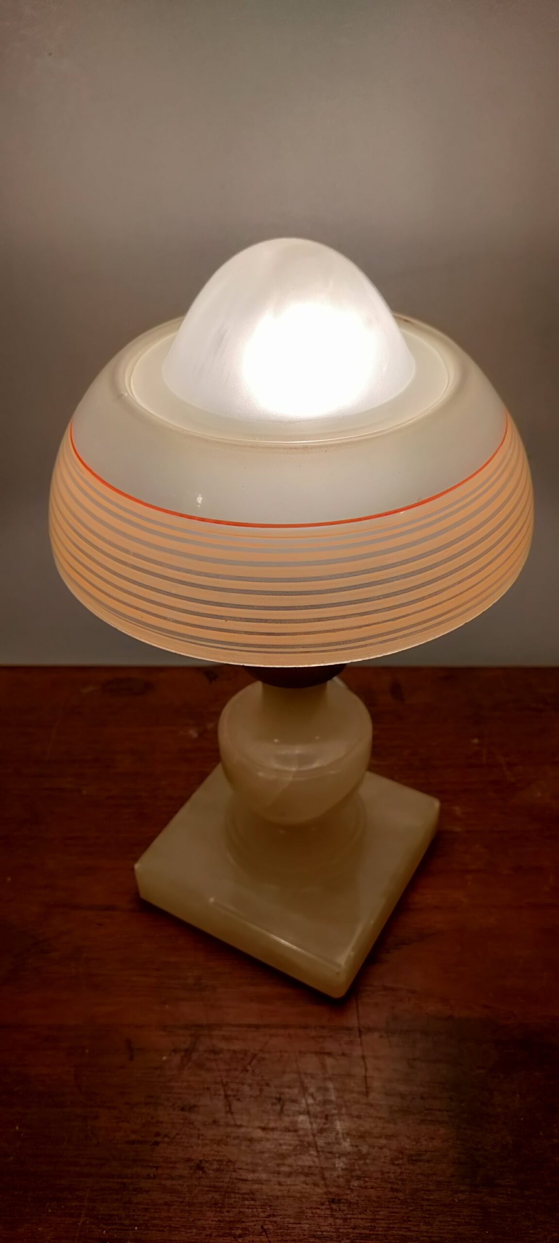 Smuk special fremstillet unika bordlampe i marmor og antik glas. Nyt el. Upcycled by Møller. – produktbillede 2 – Stilfulde Bordlamper