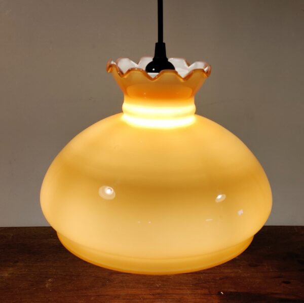 Stor smuk Holmegaard upcycled spise bord lampe. 27 cm i diameter.