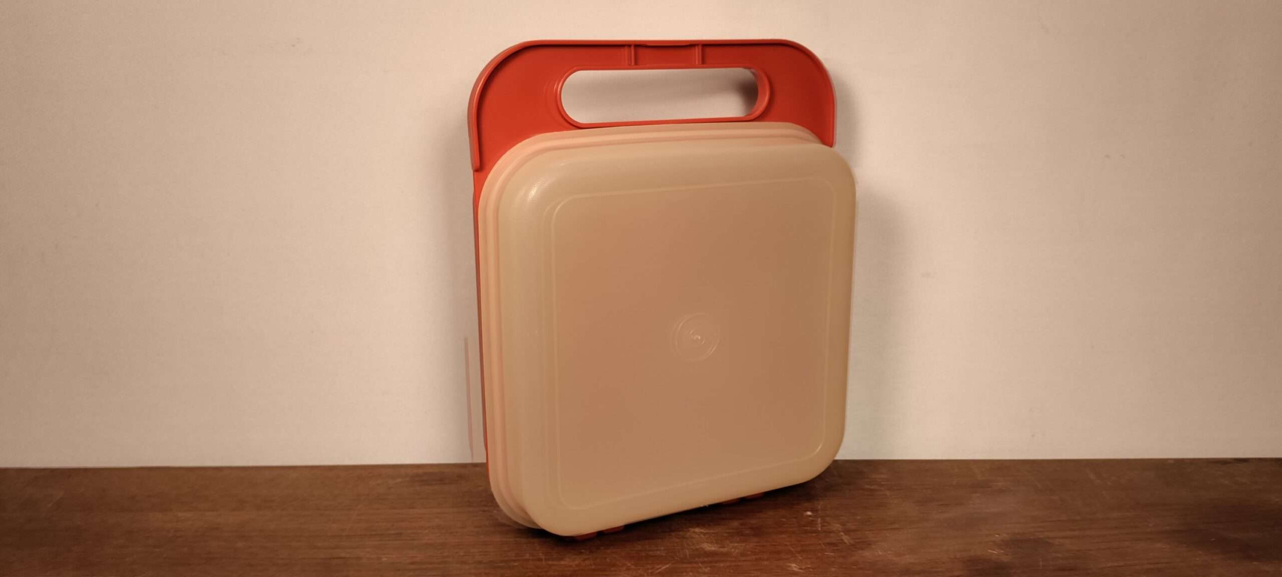 Vintage Tupperware Lunchbox - Orangerød. • Møllers smukkelamper.dk Retro og vintage og lampedele