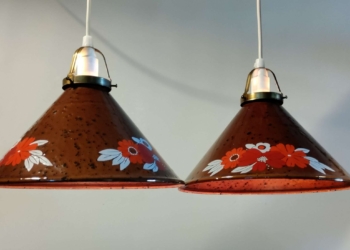 Et par smukke emalje køkkenlamper fra 70 erne. Brune med blomster i perfekt stand. Helt nyt el. 25,5 cm i diameter. Sætpris