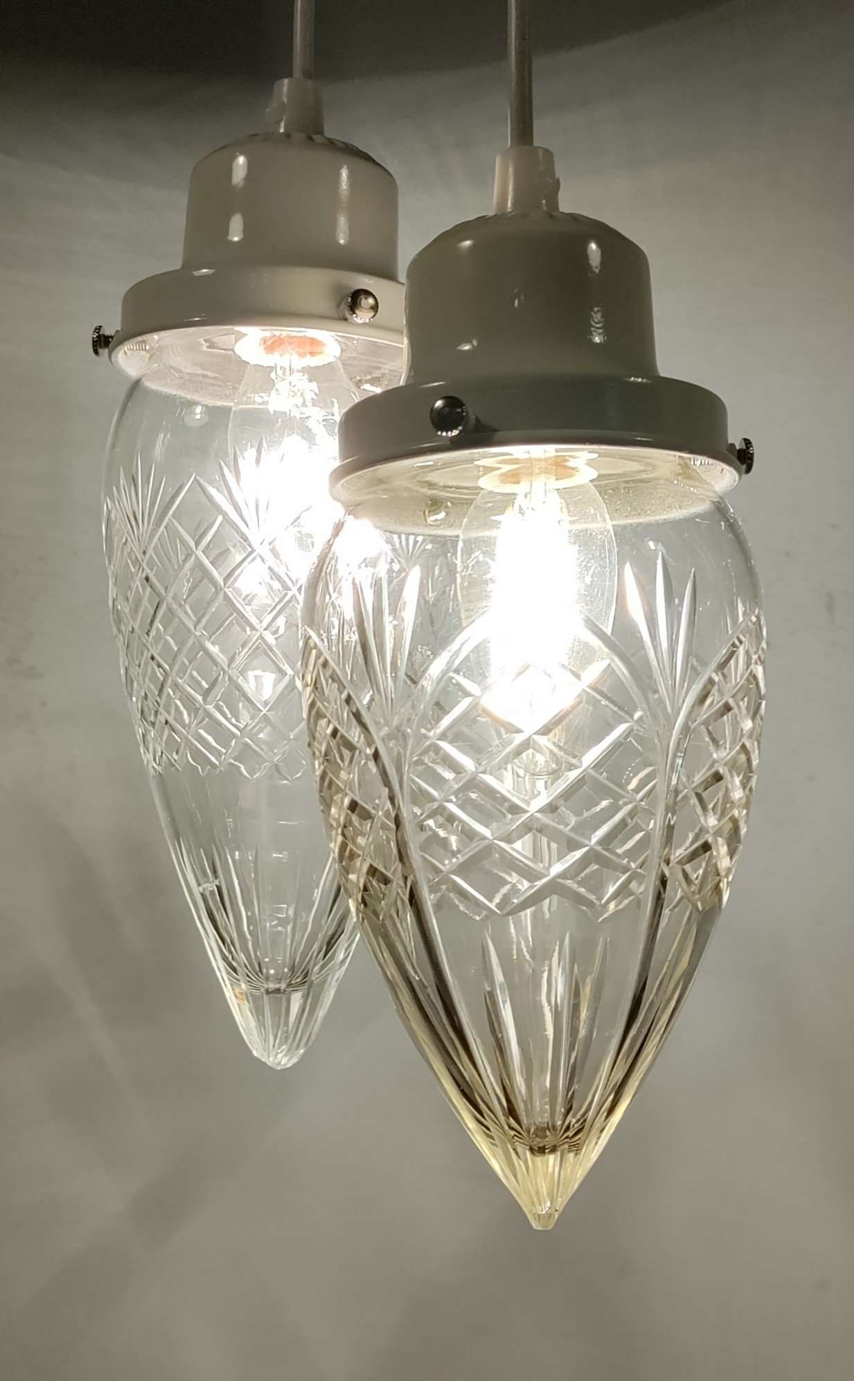 Et par smukke hvide pendler med antikke glas. Helt nye ophæng og nyt el. – produktbillede 1 – Loftlamper