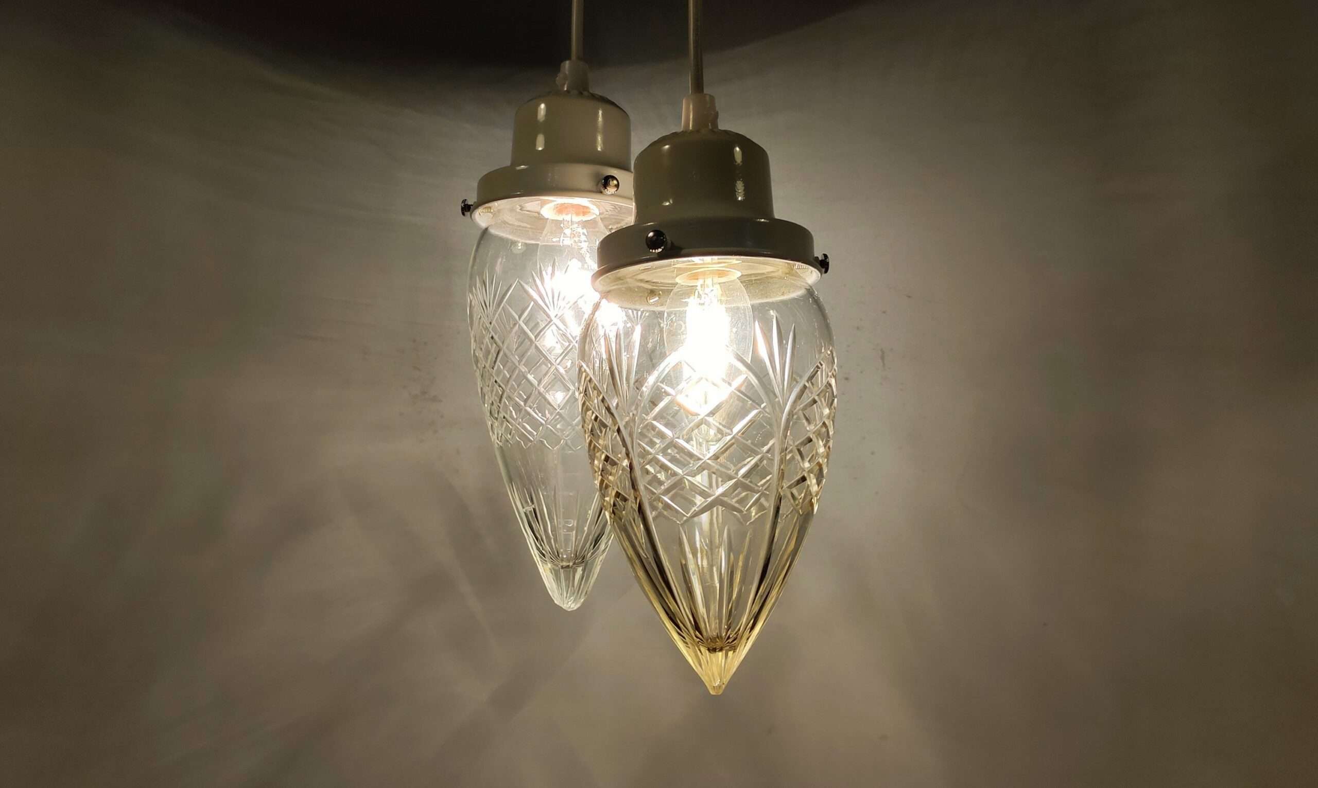 Et par smukke hvide pendler med antikke glas. Helt nye ophæng og nyt el. – Loftlamper