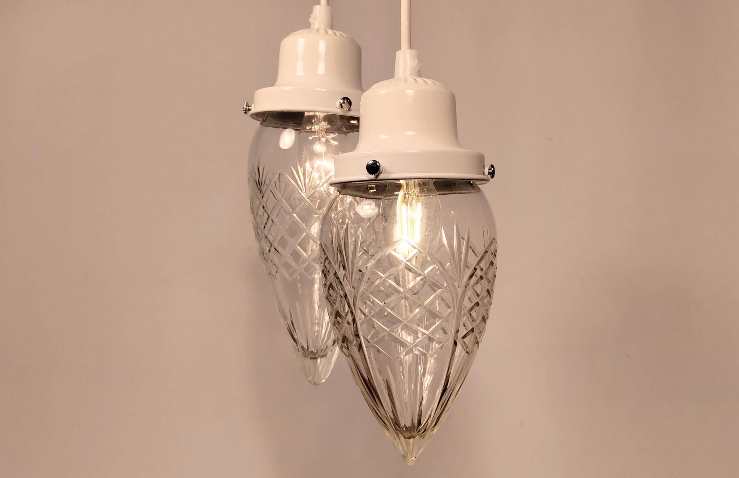Et par smukke hvide pendler med antikke glas. Helt nye ophæng og nyt el. – produktbillede 2 – Loftlamper