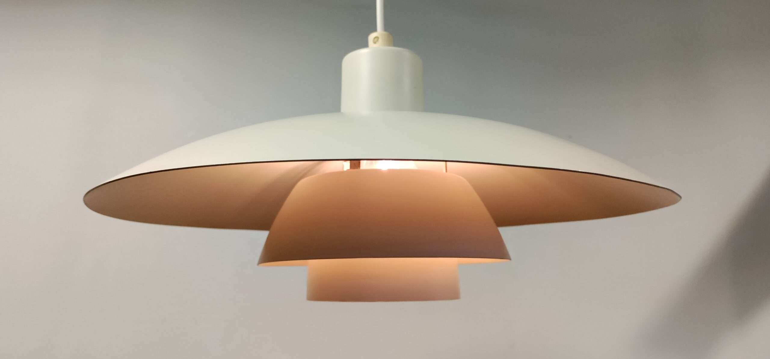 Hvid PH 4/3 spisebords lampe med ny ledning. Med brugsspor. – Design ikoniske lamper til spisestuen
