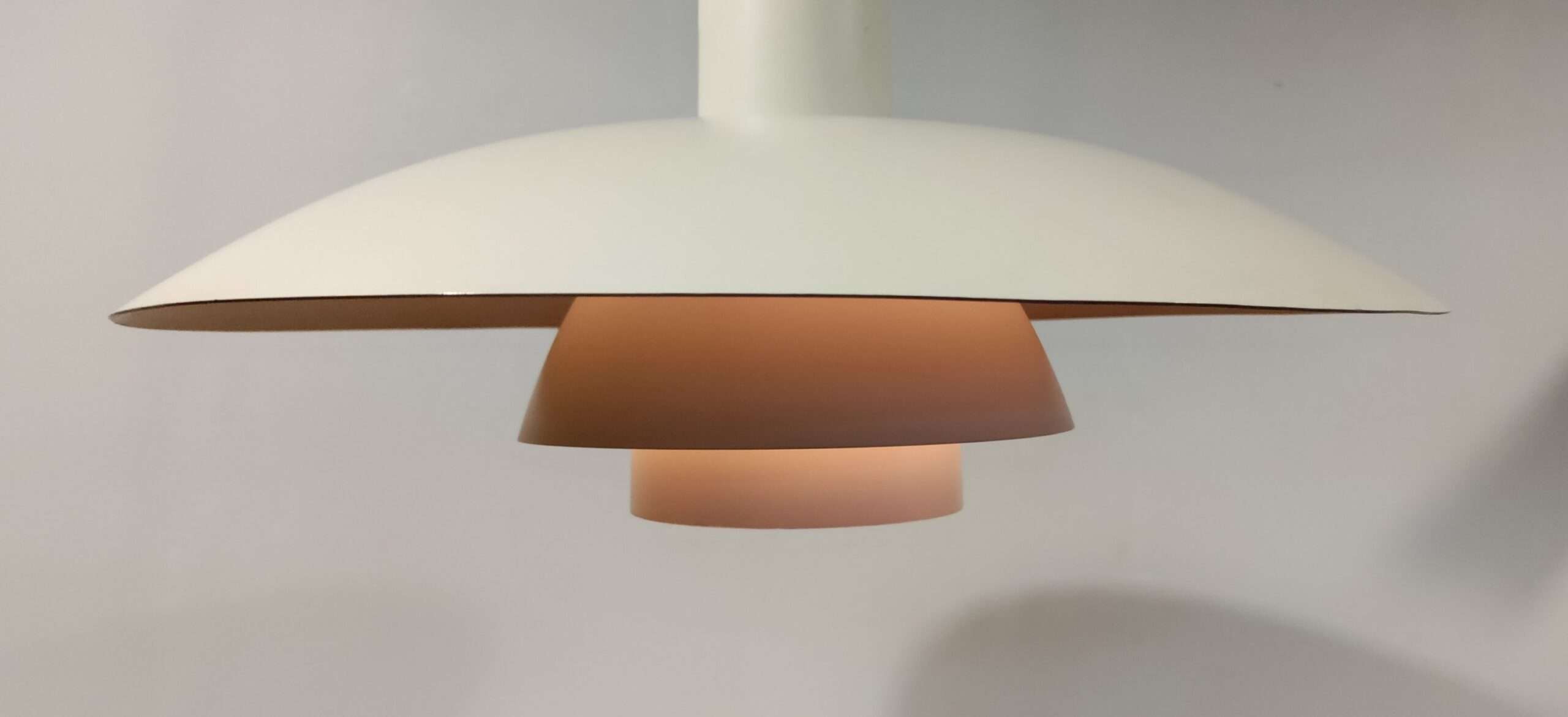 Hvid PH 4/3 spisebords lampe med ny ledning. Med brugsspor. – produktbillede 1 – Design ikoniske lamper til spisestuen