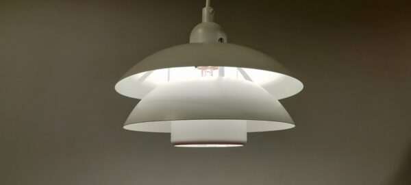 Smuk design lampe fra 90 erne. Stilren hvid. 23 cm i diameter med nyt el.