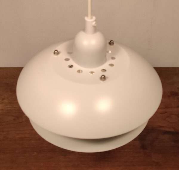 Smuk design lampe fra 90 erne. Stilren hvid. 23 cm i diameter med nyt el.