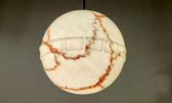 Antik marmoreret 1940 glaspendel med krom ophæng. 20 x 50 cm. Sjældent Uranium oxid glas.