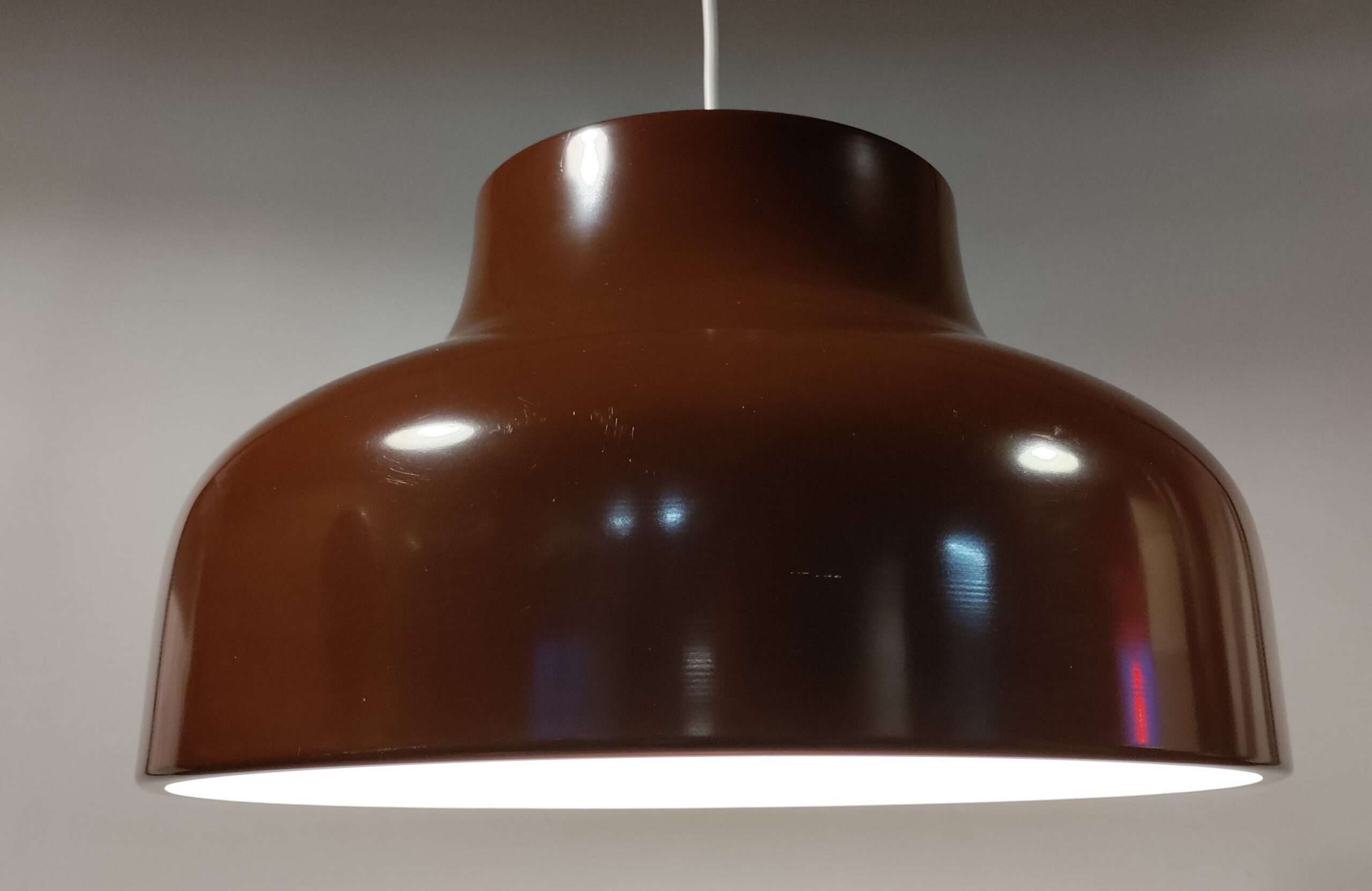 Stor smuk svensk retro emalje pendel på 37,5 cm. Med mindre brugsspor Helt nyt el. Læs mere. – produktbillede 1 – Design ikoniske lamper til spisestuen