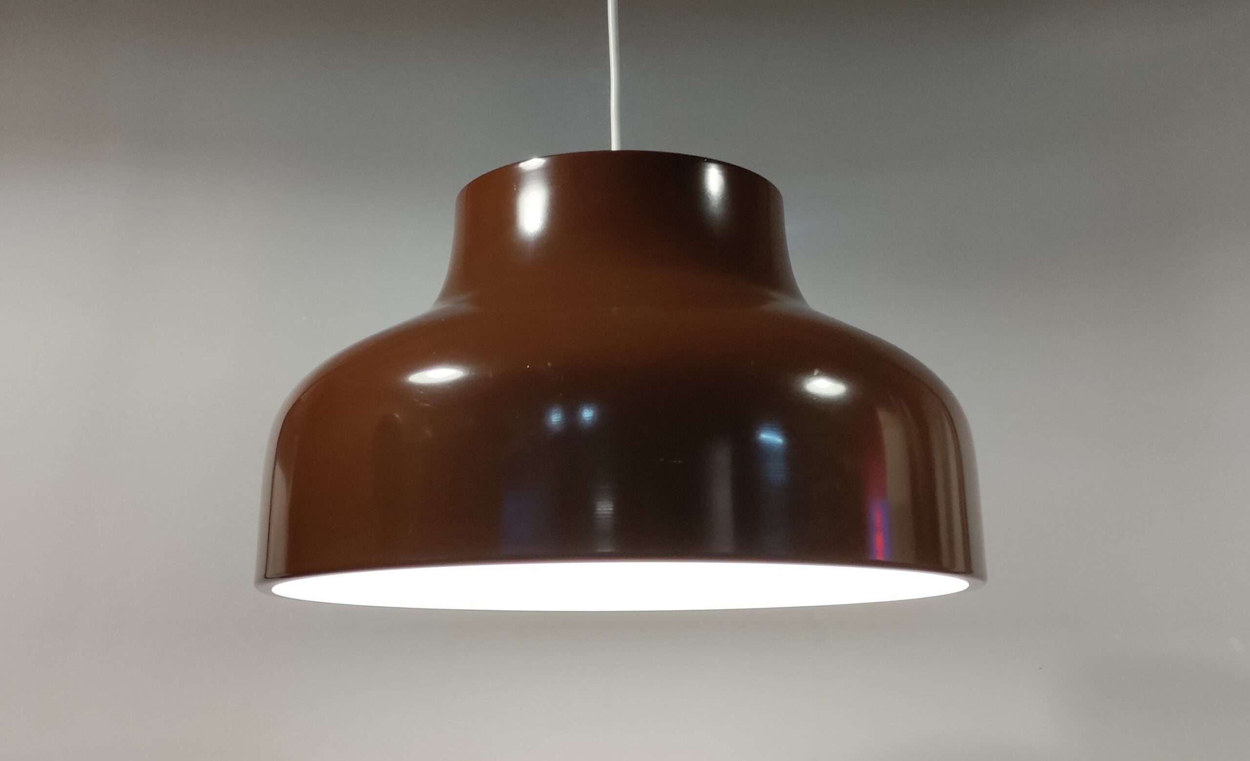 Stor smuk svensk retro emalje pendel på 37,5 cm. Med mindre brugsspor Helt nyt el. Læs mere. – Design ikoniske lamper til spisestuen