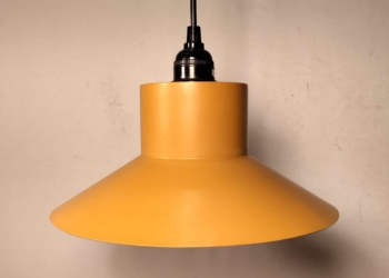 Smuk karryfarvet retro lampe i metal fra E.S.Horn. 26×17 cm. Ny ledning.