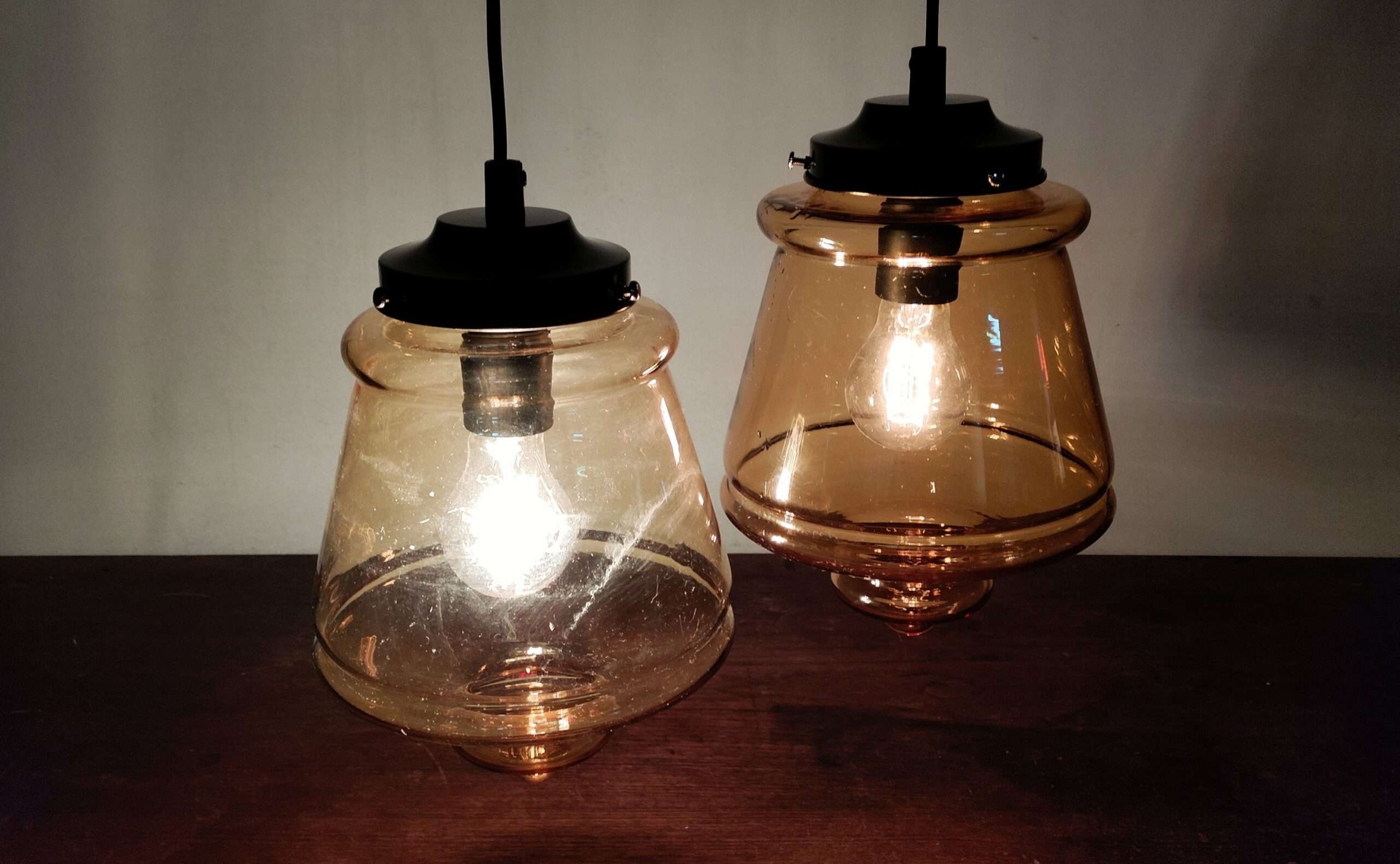 2 smukke E.S.HORN lampeglas upcycled til unika pendler. Alt el og ophæng er nyt. 20 x 30 cm. – produktbillede 2 – Design ikoniske lamper til spisestuen