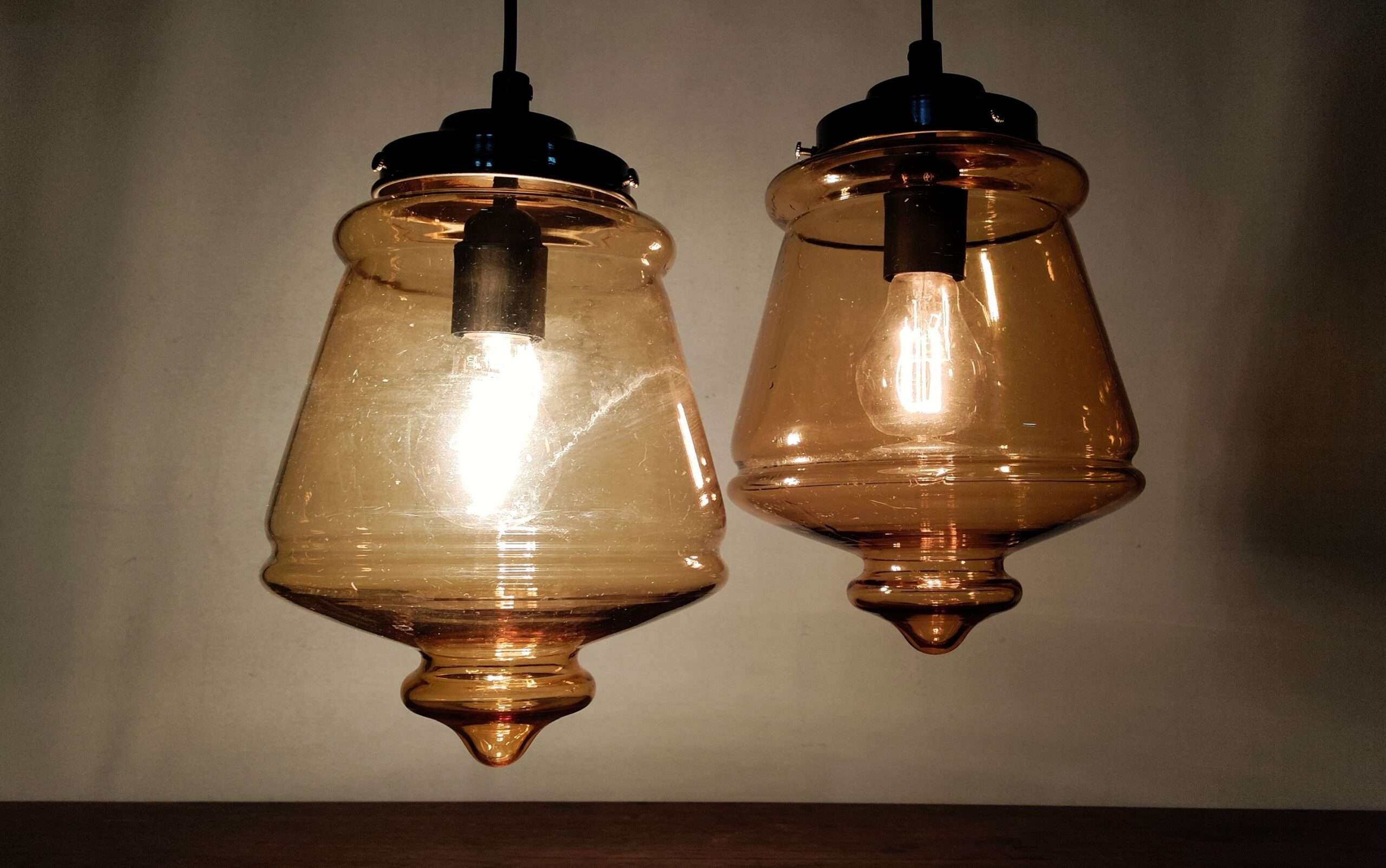 2 smukke E.S.HORN lampeglas upcycled til unika pendler. Alt el og ophæng er nyt. 20 x 30 cm. – Design ikoniske lamper til spisestuen