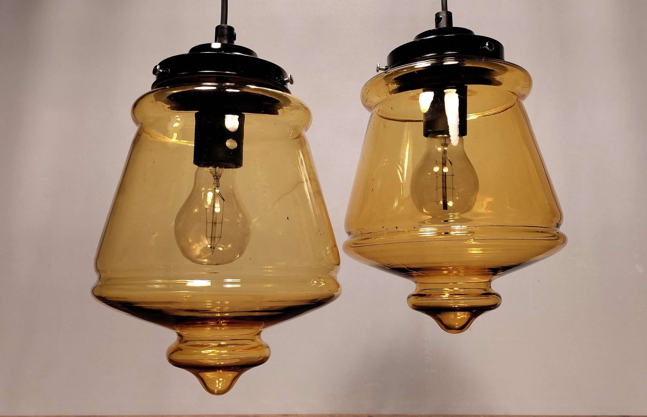 2 smukke E.S.HORN lampeglas upcycled til unika pendler. Alt el og ophæng er nyt. 20 x 30 cm. – produktbillede 1 – Design ikoniske lamper til spisestuen