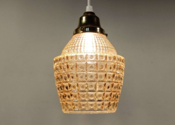 Smuk retro glaspendel med cognac skær og hologram effekt.14 x 22 cm. Alt el er udskiftet til nyt.